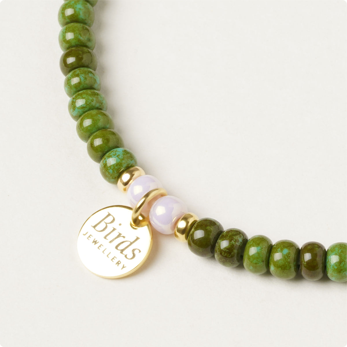 Detalhe da medalha em prata 925 dourada da pulseira Verde Alpino & Rosa Birds Jewellery.