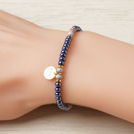 Pulseira Azul Escuro & Areia em cristal boémio e prata 925 dourada ajustada no pulso feminino.