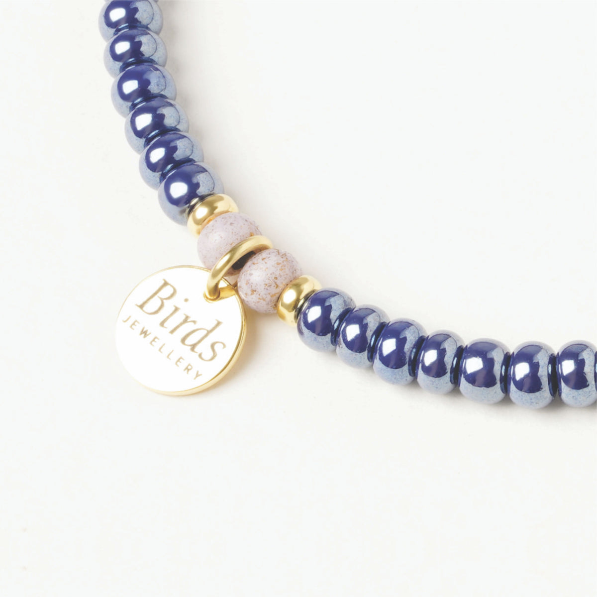 Detalhe da medalha em prata 925 da pulseira Azul Escuro & Areia Birds Jewellery.