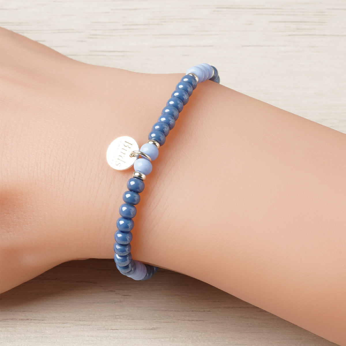 Pulseira Azul Marinho & Azul Bebé em cristal boémio e prata 925 ajustada no pulso feminino.