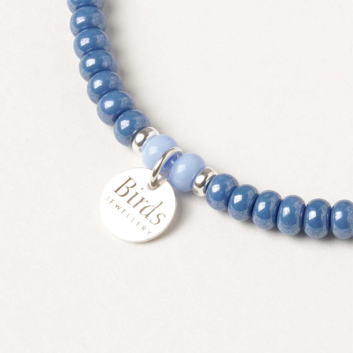 Detalhe da medalha em prata 925 da pulseira Azul Marinho & Azul Bebé Birds Jewellery.