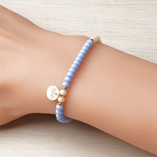 Pulseira Azul Pastel & Marfim Perolado em cristal boémio e prata 925 ajustada no pulso feminino.
