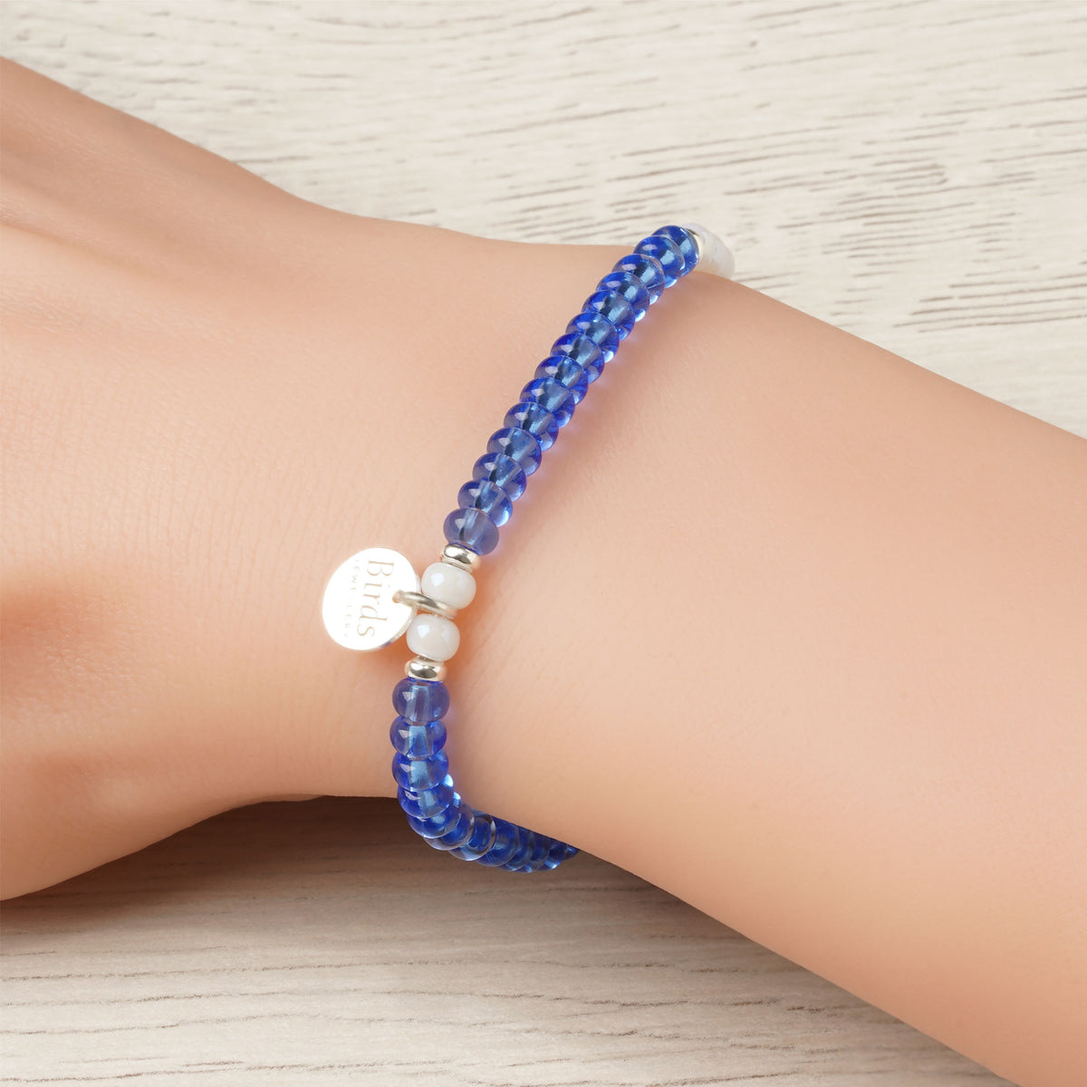 Pulseira Azul Transparente & Água-Marinha em cristal boémio e prata 925 ajustada no pulso feminino.