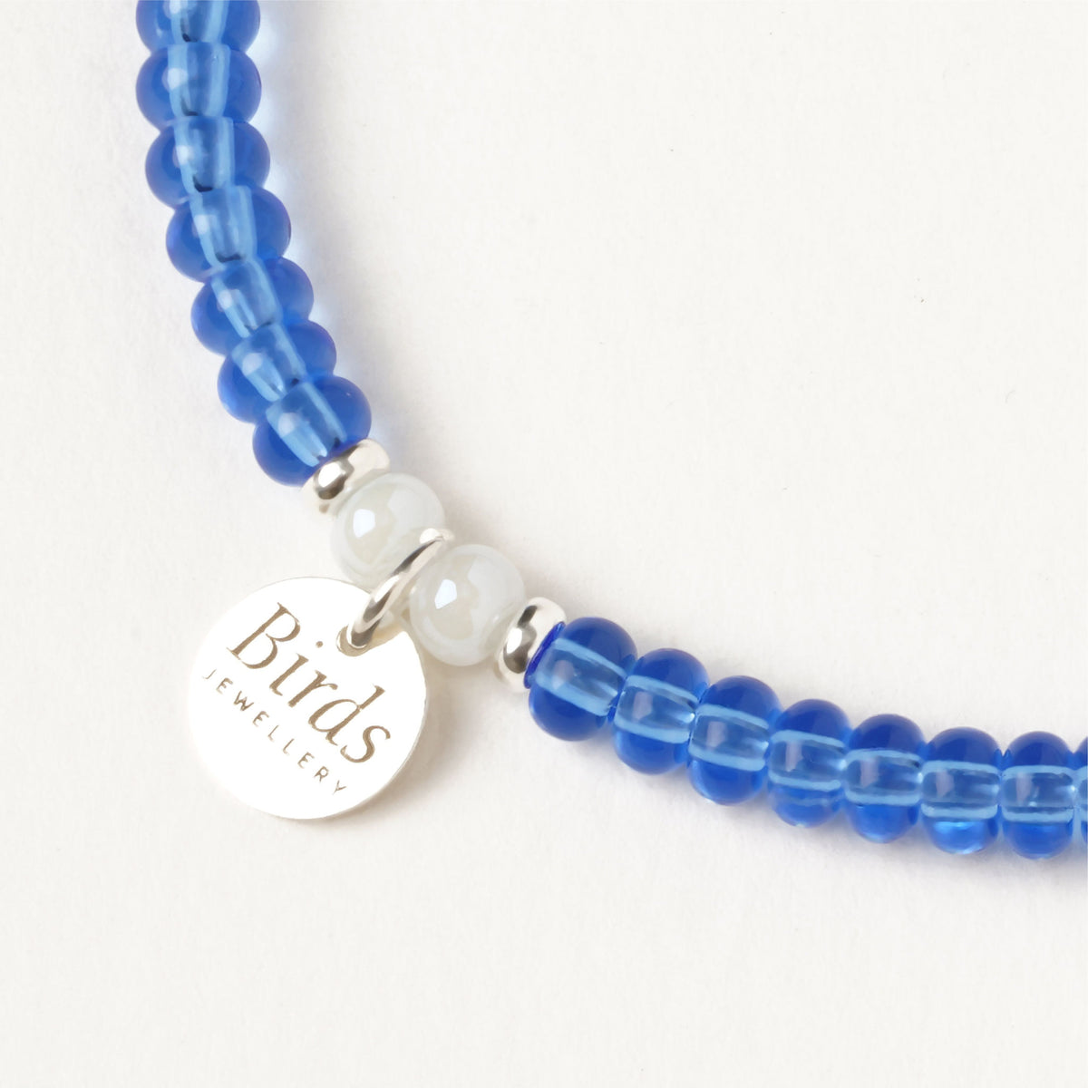 Detalhe da medalha em prata 925 da pulseira Azul Transparente & Água-Marinha Birds Jewellery.