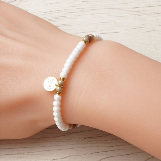 Pulseira Branco & Bege Vidrado em cristal boémio e prata 925 dourada ajustada no pulso feminino.