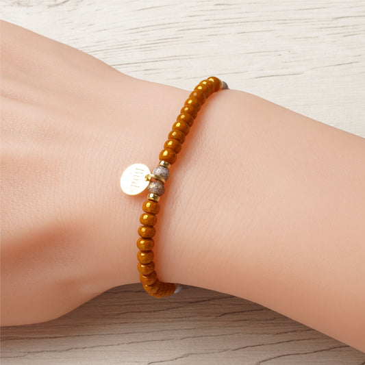 Pulseira Caramelo & Areia em cristal boémio e prata 925 dourada ajustada no pulso feminino.