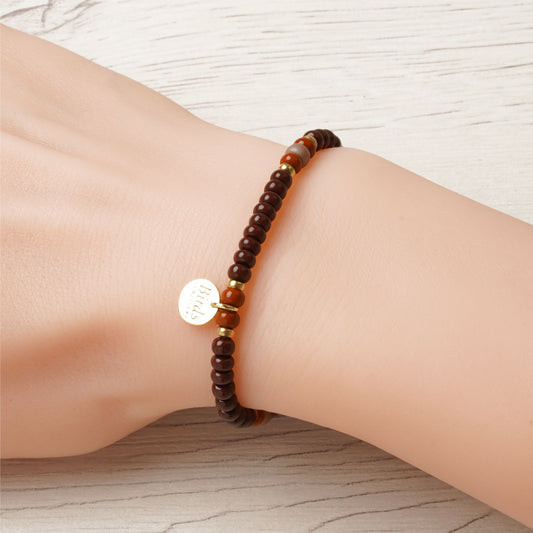 Pulseira Castanho Escuro & Bege Vidrado em cristal boémio e prata 925 dourada ajustada no pulso feminino.