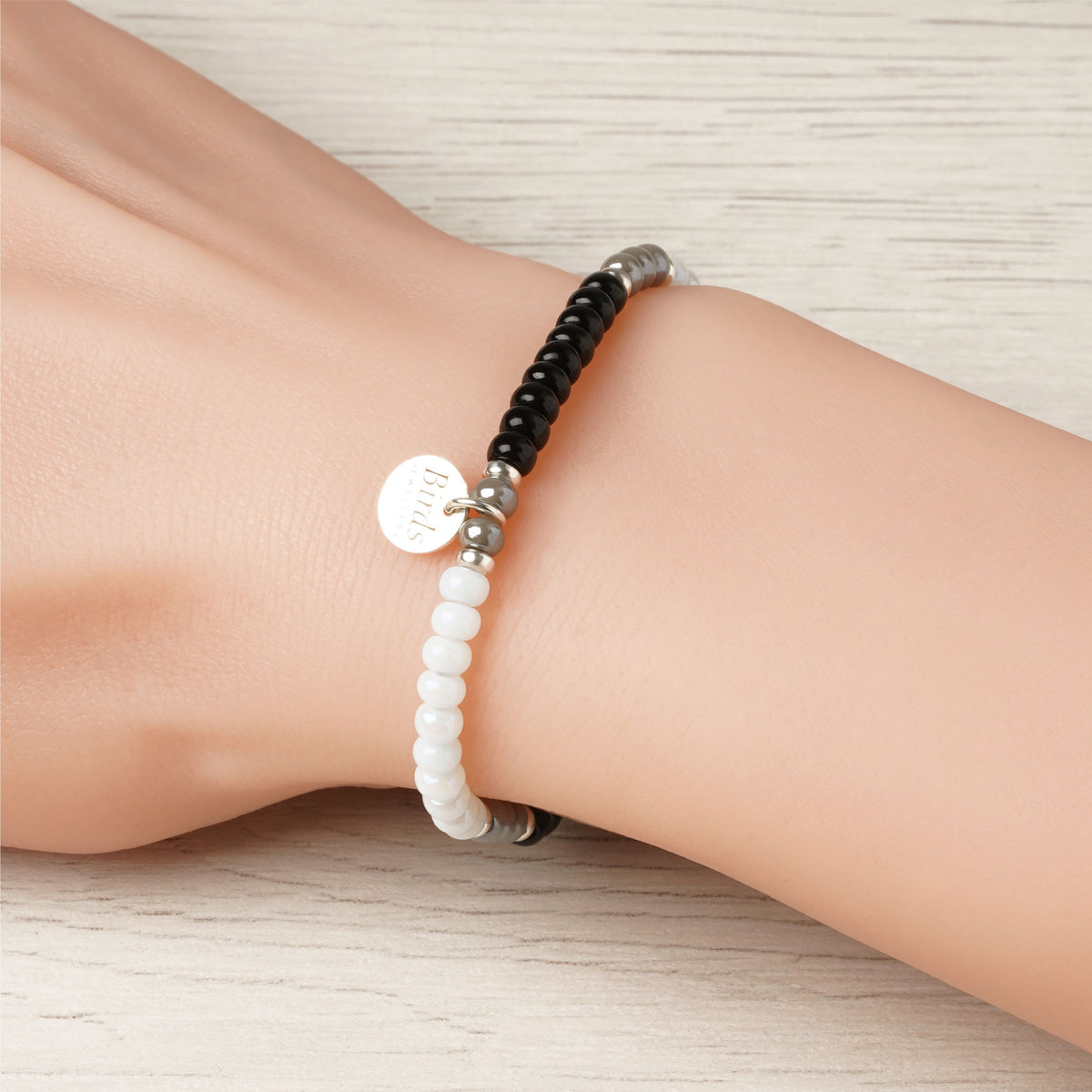 Pulseira Preto, Água-Marinha & Cinzento em cristal boémio e prata 925 ajustada no pulso feminino.