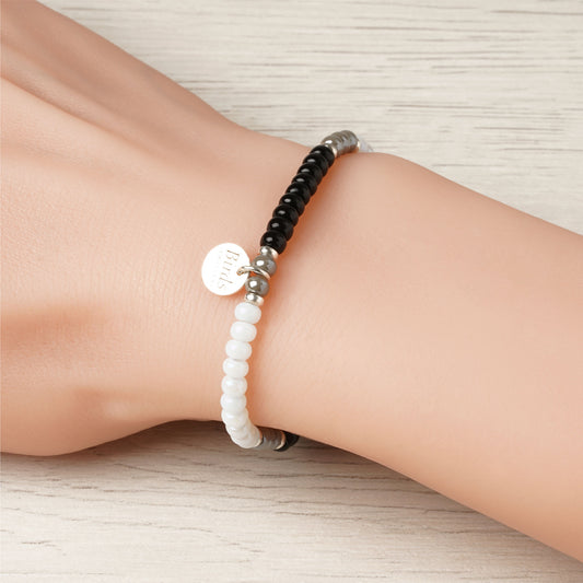 Pulseira Preto, Água-Marinha & Cinzento em cristal boémio e prata 925 ajustada no pulso feminino.