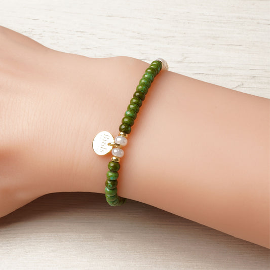 Pulseira Verde Alpino & Branco Perolado em cristal boémio e prata 925 ajustada no pulso feminino.