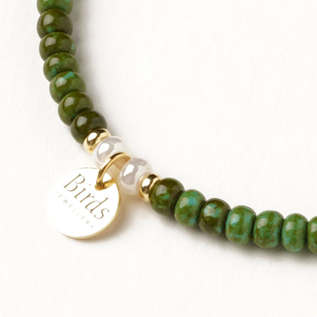 Detalhe da medalha em prata 925 da pulseira Verde Alpino & Branco Perolado Birds Jewellery.