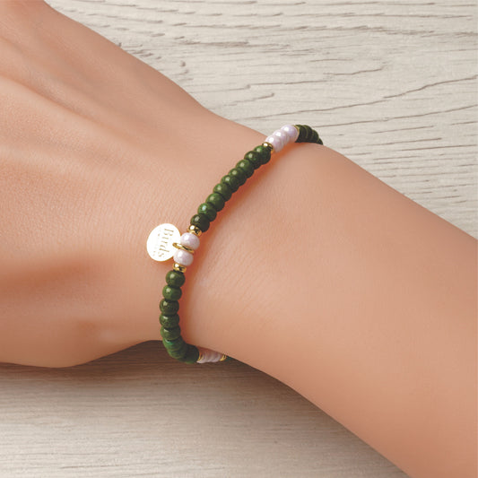 Pulseira Verde Alpino & Rosa em cristal boémio e prata 925 dourada ajustada no pulso feminino.