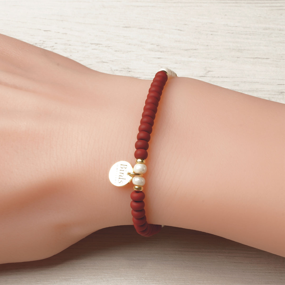 Pulseira Borgonha & Marfim Perolado em cristal boémio e prata 925 ajustada no pulso feminino.