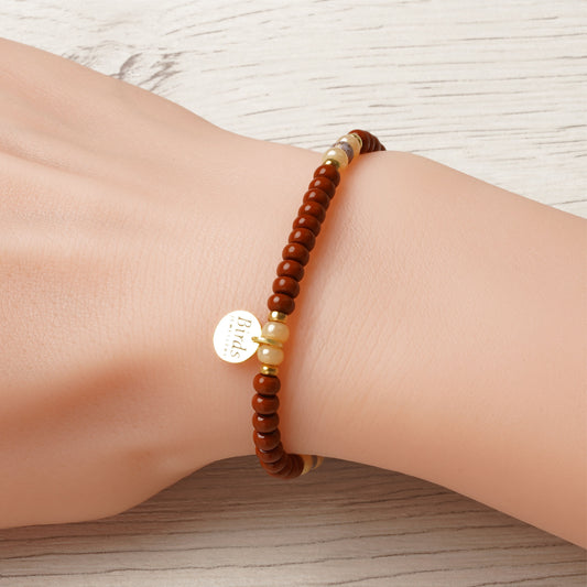 Pulseira Castanho, Creme & Areia em cristal boémio e prata 925 dourada ajustada no pulso feminino.