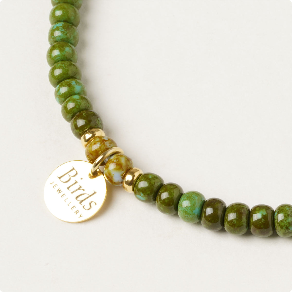 Detalhe da medalha em prata 925 dourada da pulseira Verde Alpino & Verde Azeitona Birds Jewellery.